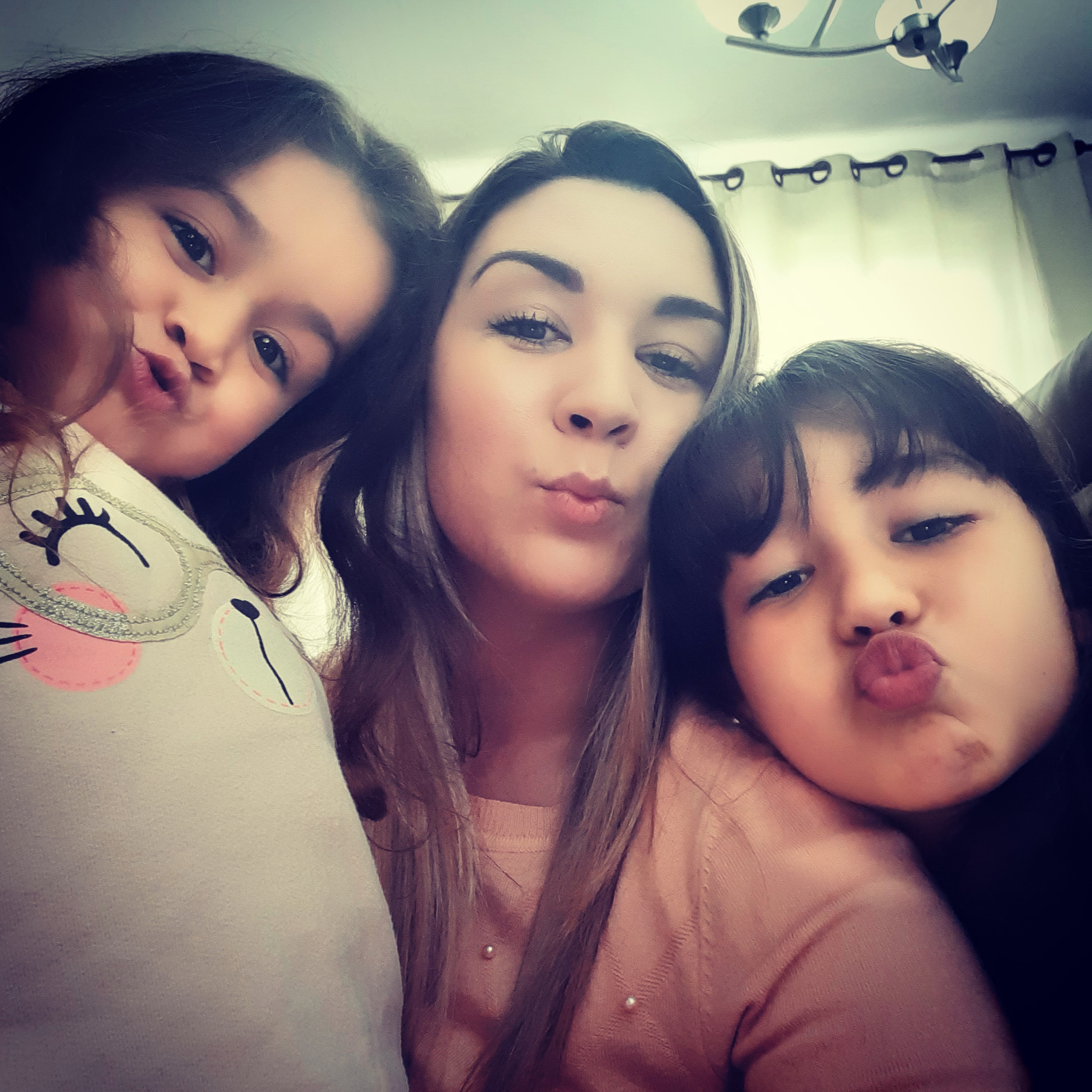 Foto de Alana com as filhas